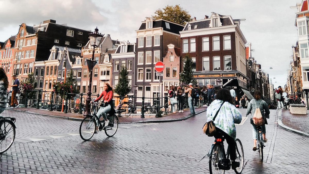 Hollanda'da da maske zorunluluğu kaldırıldı