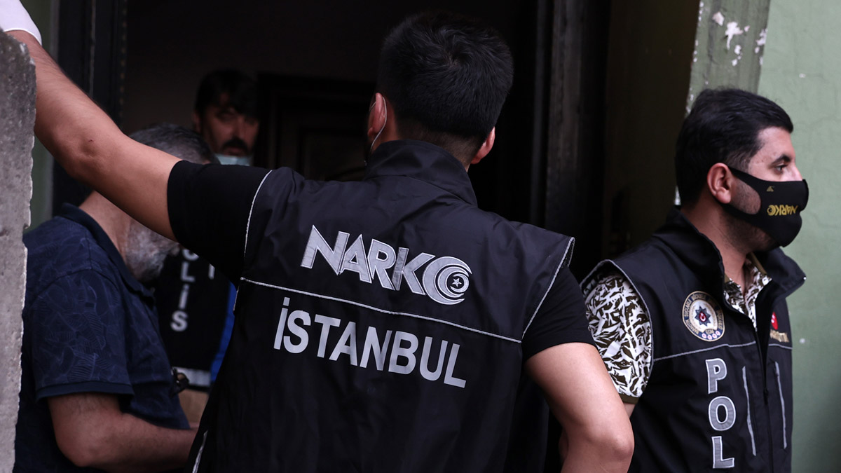İstabul'da zehir tacirlerine eş zamanlı baskın