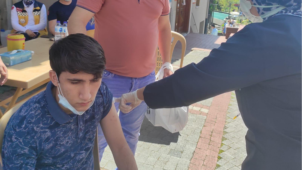 Yoldan geçerken durdurup aşıladılar