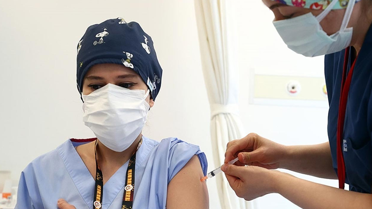 İki doz aşı uygulananların sayısı 15 milyonu geçti