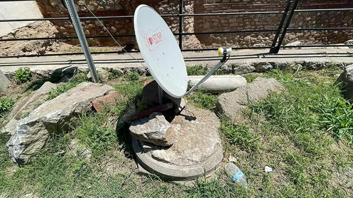 2 bin yıllık sütuna çanak anten monte ettiler