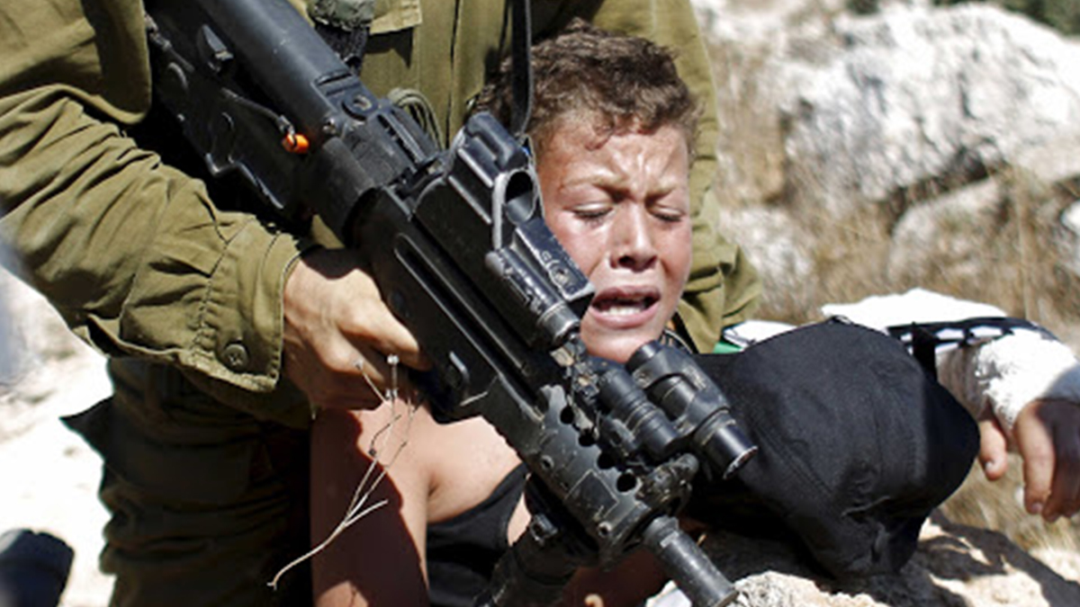 İsrail askerleri Filistinli bir çocuğa ateş açması sosyal medyada tepkiye neden oldu