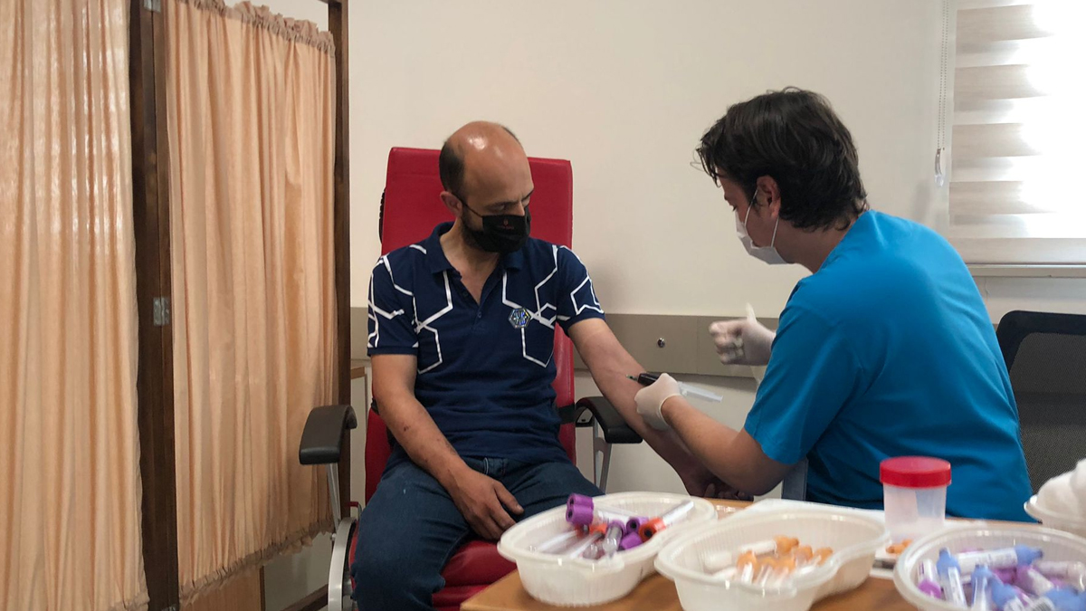 Faz-2 aşamasındaki yerli aşı gönüllülere uygulanmaya başladı