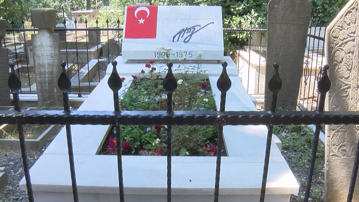 Yazar Nihal Atsız'ın mezarına saldırı
