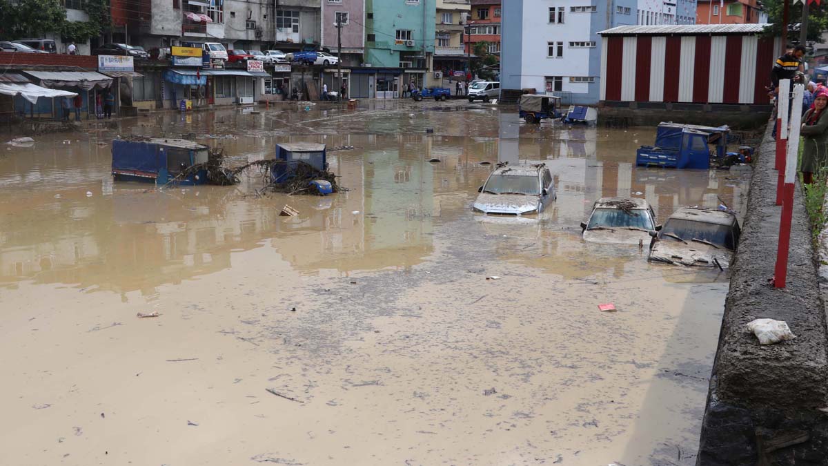 Zonguldak'ı sağanak vurdu: Ev ve iş yerlerini su bastı