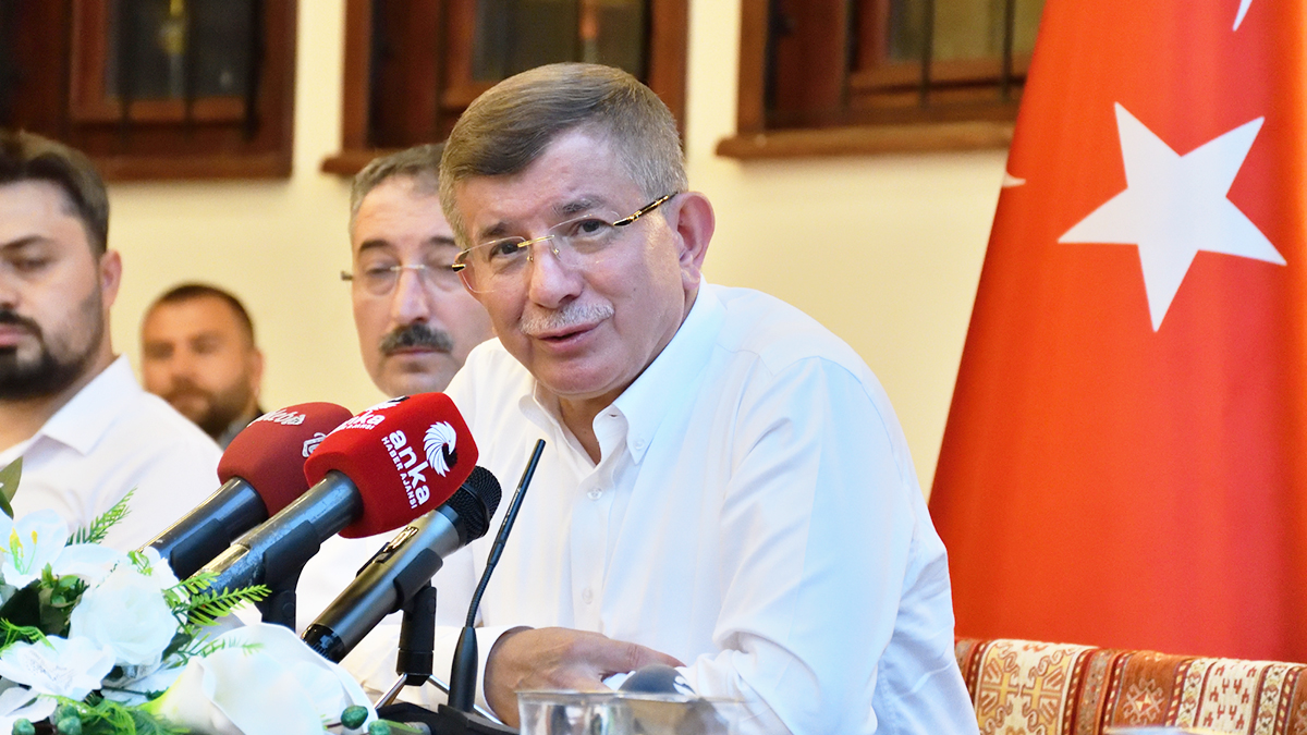 Davutoğlu'ndan Erdoğan'a 'söke söke' tepkisi: Prompter olmayınca bilinçaltı konuşuyor