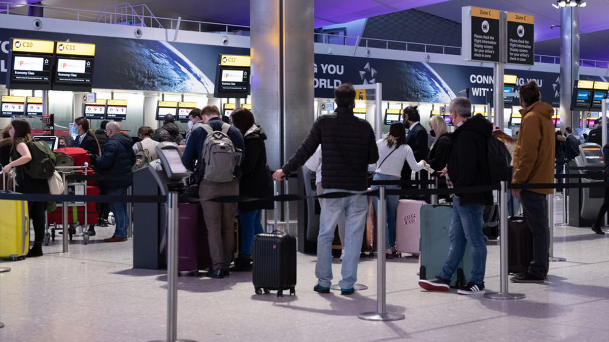 İngiltere aşılananlara uluslararası seyahat kurallarını gevşetti