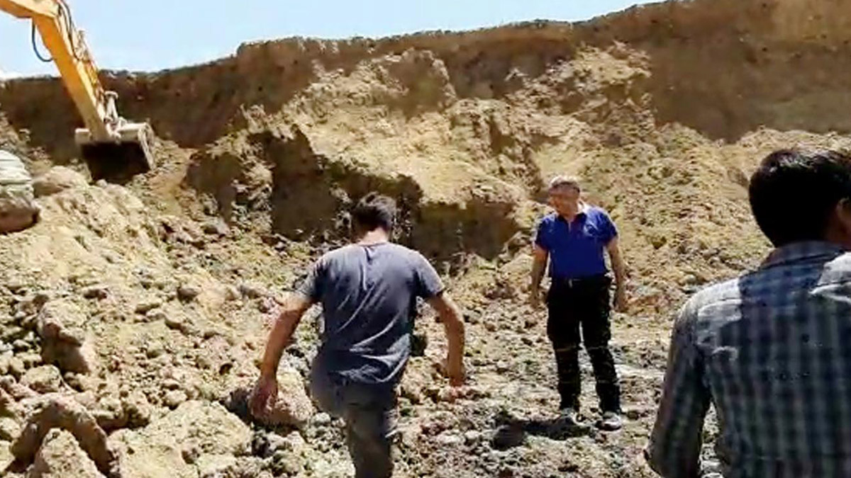 İnşaat alanında heyelan! Arkadaşları kurtardı