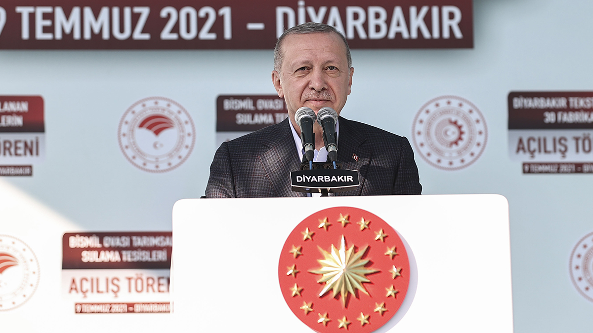 Bahçeli, Davutoğlu'nu o slogan üzerinden eleştiriyordu: Diyarbakır'da Erdoğan'a 'Biji Serok' tezahüratı