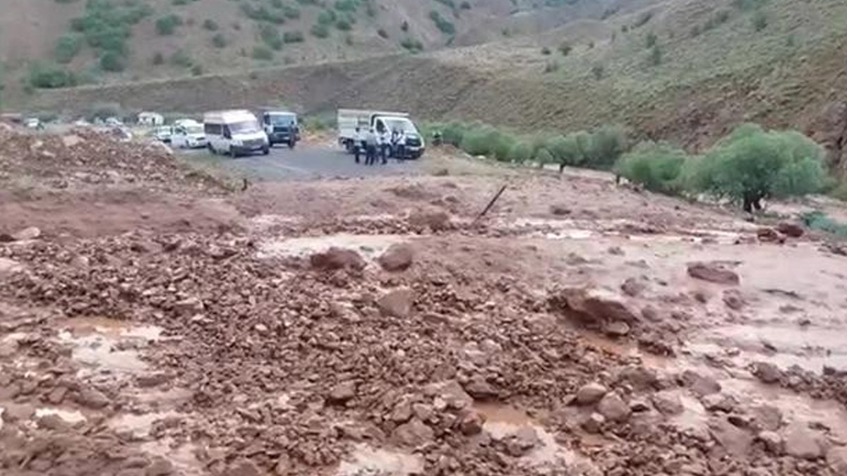 Heyelan nedeniyle kapanan Karlıova-Yedisu kara yolu açıldı