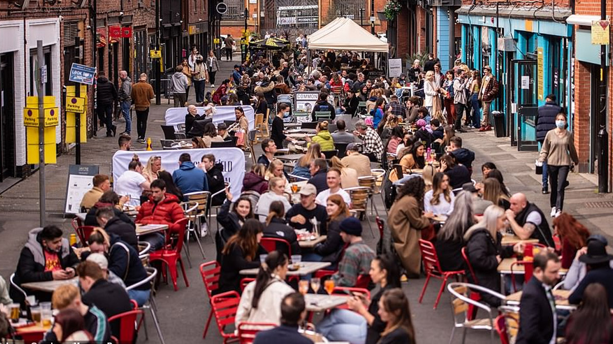 İngiltere'de normalleşme endişesi: 100 binin üzerinde can kaybı olabilir