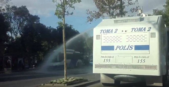 Taksim'e girmek isteyen gruba polis müdahalesi sırasında TOMA'nın çarptığı bir kişi öldü