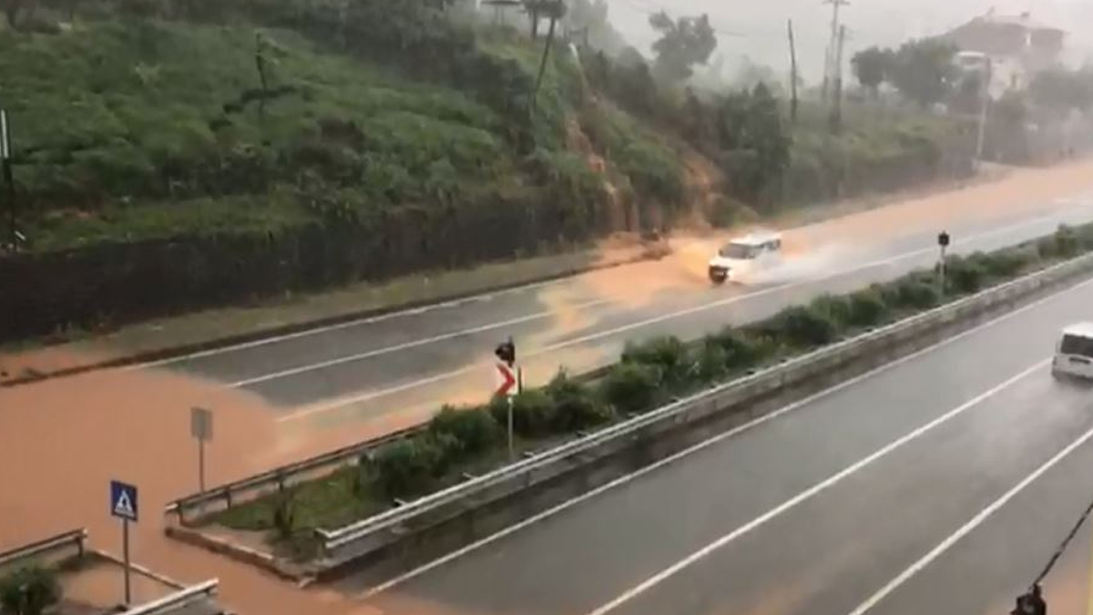 Rize'de şiddetli yağış: Yollar kapandı, evleri su bastı