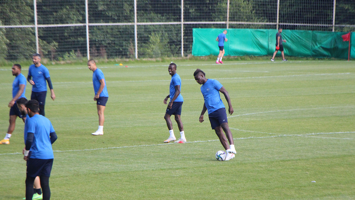 Balotelli Adana Demirspor'la ilk antrenmanına çıktı