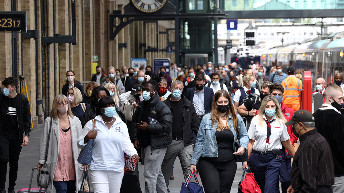 6 ay sonra yeni rekor! İngiltere'de en üst düzey uyarı: Bu salgın bitmekten çok uzak