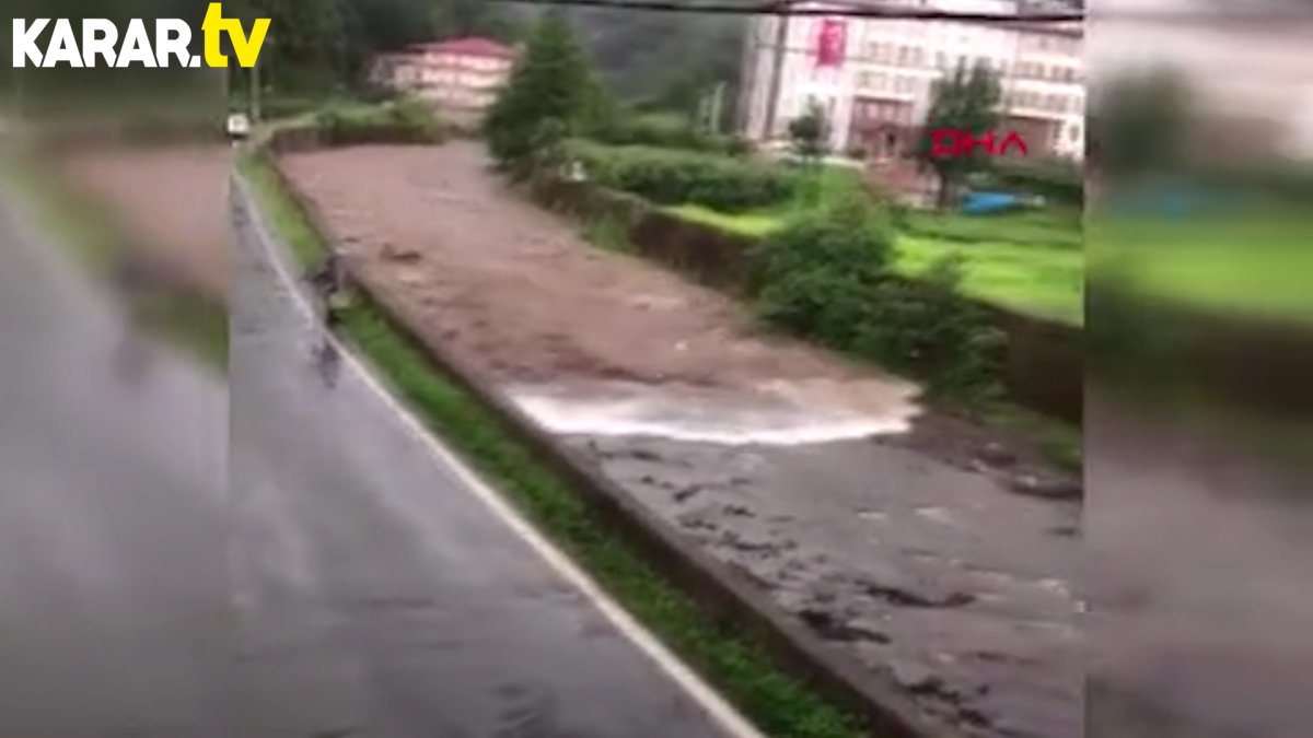 Rize'deki selin geliş anı kamerada