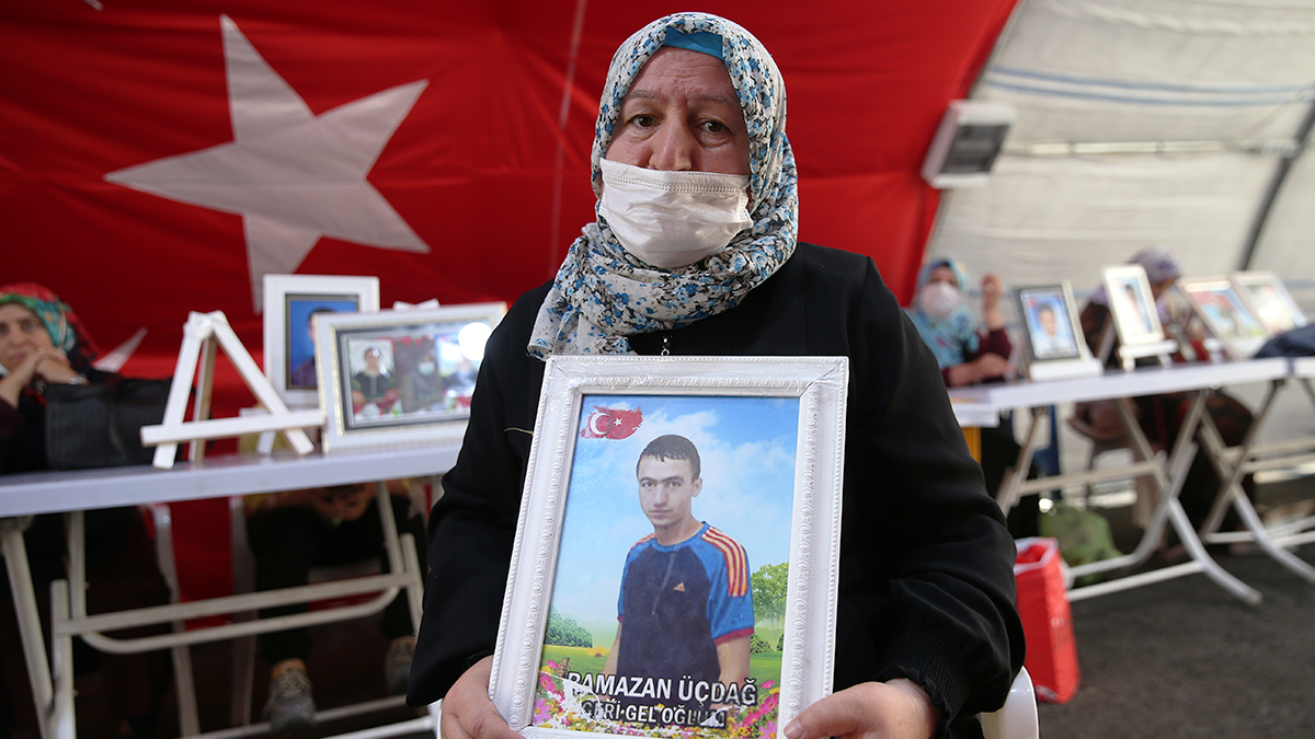 Diyarbakır annelerinden evlatlarına çağrı: Çocuğumu HDP'den almadan gitmeyeceğim