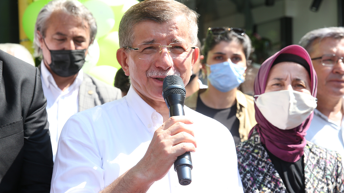 Ahmet Davutoğlu: Devleti 3-5 çeteye peşkeş çektiler