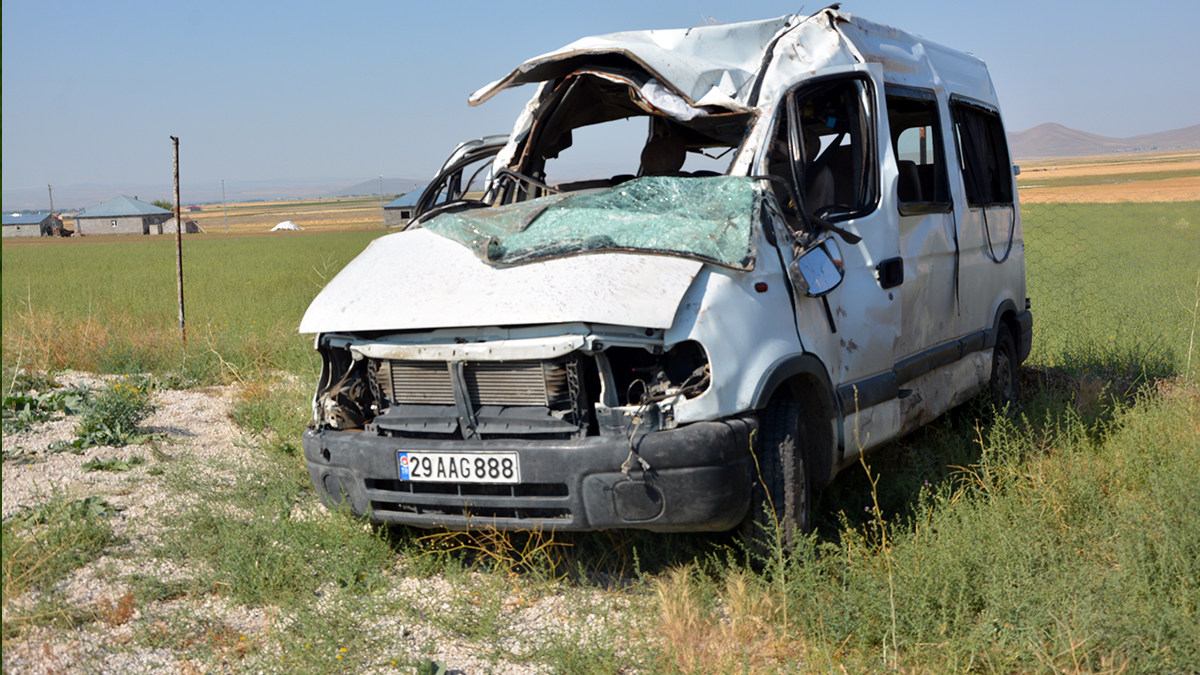 Ağrı'da feci kaza: 3 kişi öldü, 14 kişi yaralandı