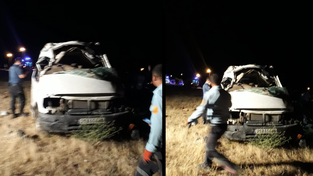 Ağrı'da minibüs devrildi: 3 ölü, 14 yaralı