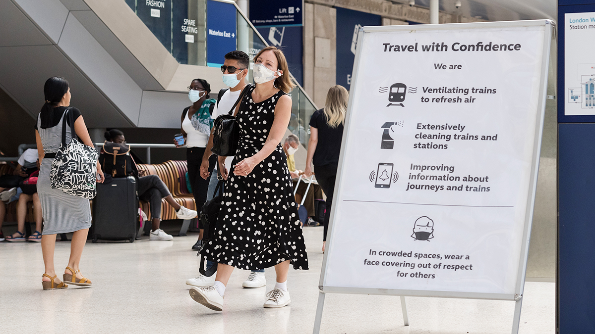 İngiltere'de 600 binden fazla uyarı mesajı: Kendinizi tecrit edin