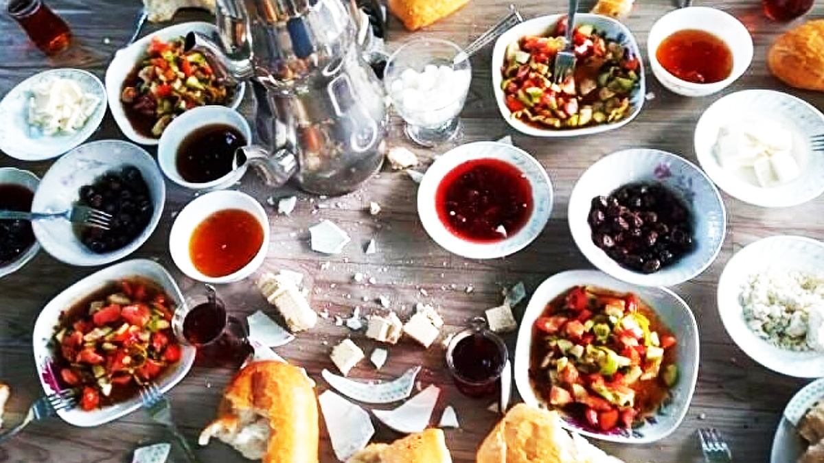 Kahvaltı sofrasına yorgun mermi düştü