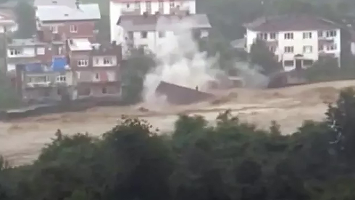 Dehşet anı kameralarda! Ev sel sularına böyle kapıldı