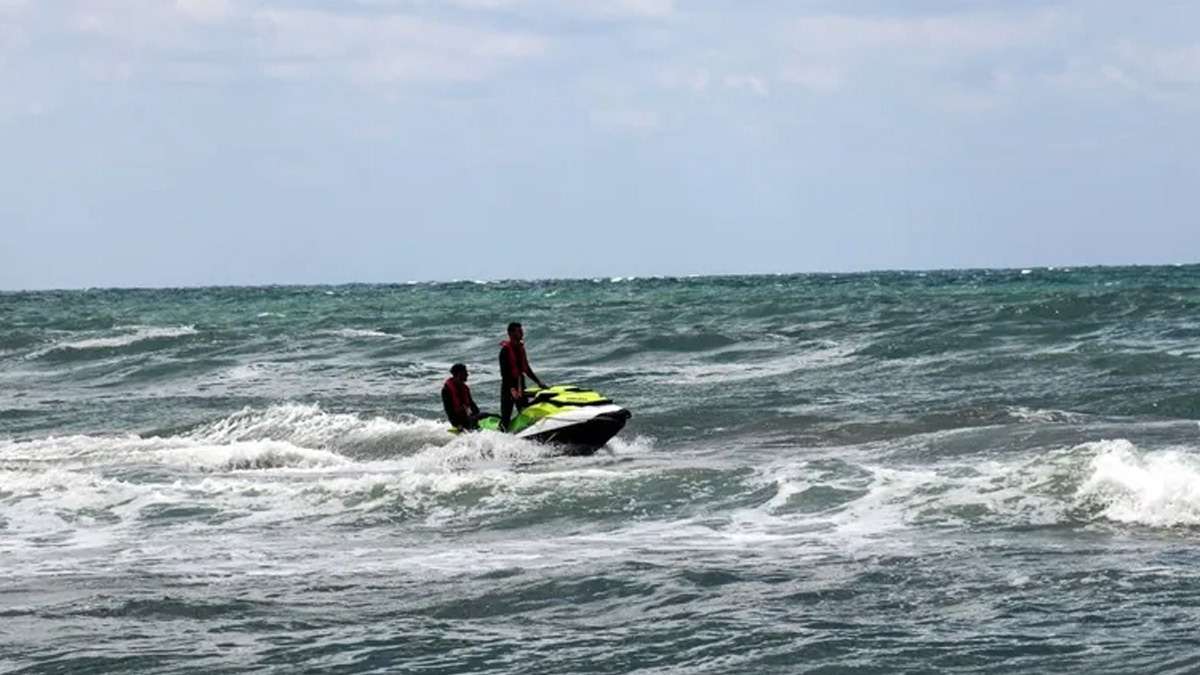 Şile'de 'denize girmeyin' uyarısı yapan cankurtaranlara bıçaklı saldırı