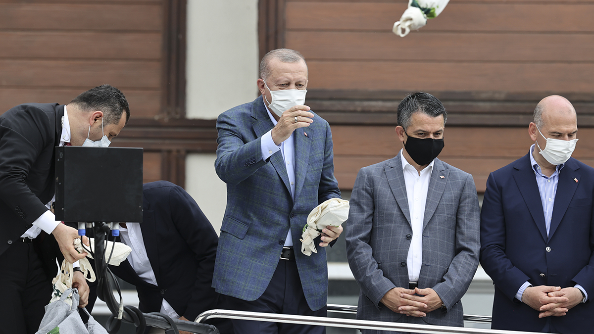Erdoğan, Rize'de çay dağıttı