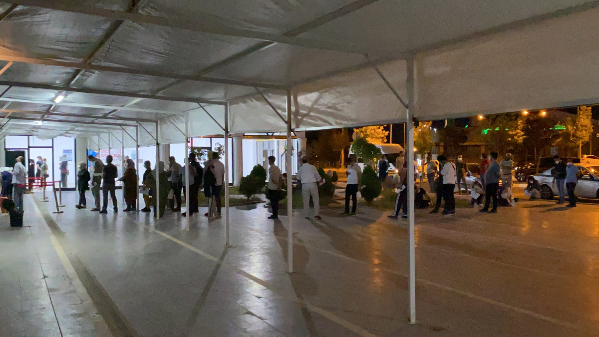 Diyarbakır'da korkutan görüntüler! Halk, Kovid testi için hastanelere akın etti