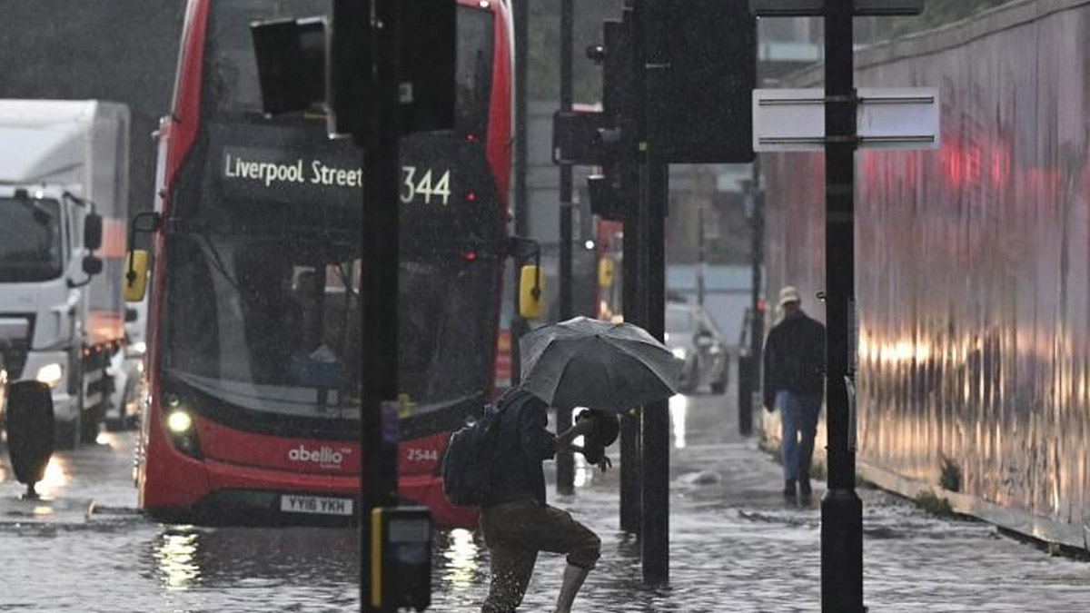 Londra'yı sel vurdu, otobüsler yolda kaldı