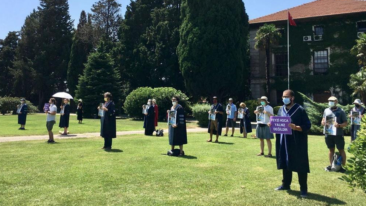 Boğaziçili akademisyenler 207'nci kez rektörlük önünde