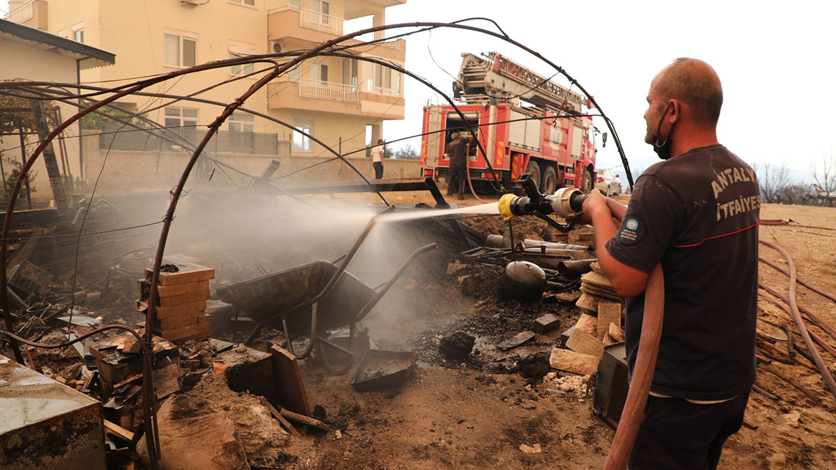 Antalya Büyükşehir 213 araç 481 personel ile yangın bölgesinde