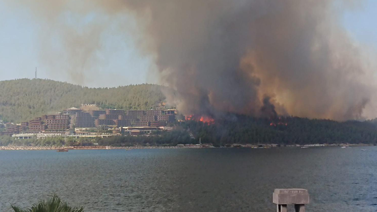 Bodrum da yanıyor: Denizden tahliyeler başladı