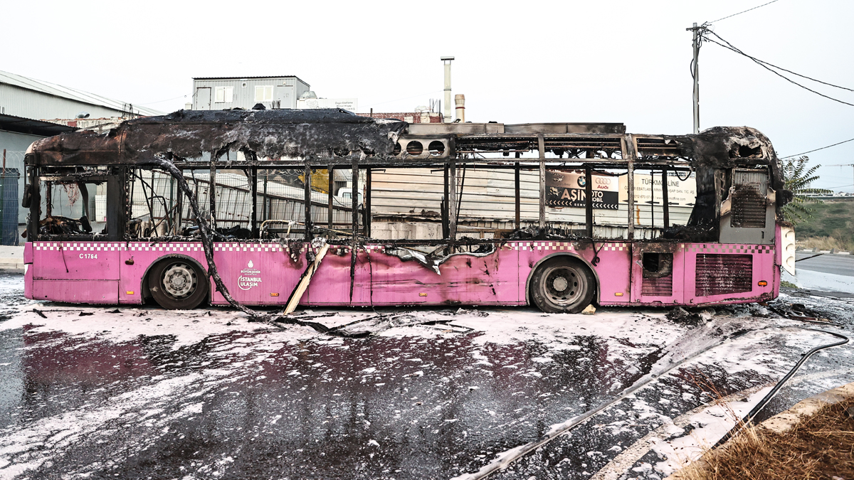 Halk otobüsünde yangın! Geriye sadece iskeleti kaldı