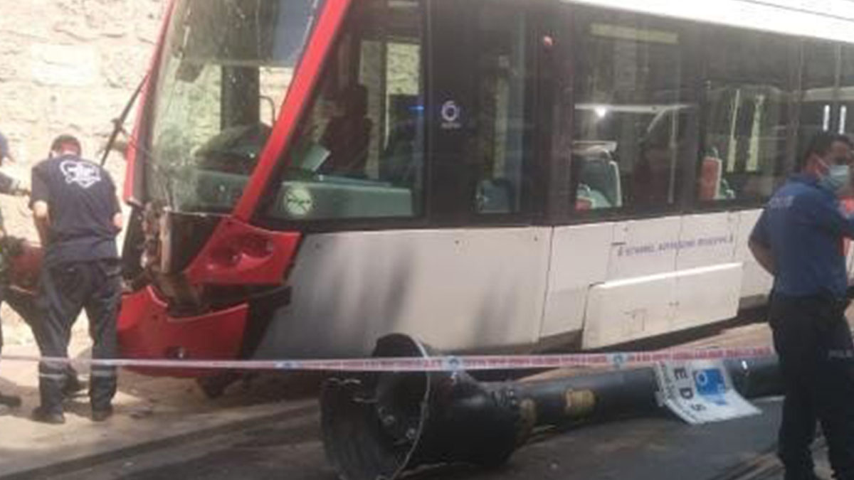 Gülhane Parkı yakınlarında tramvay raydan çıktı