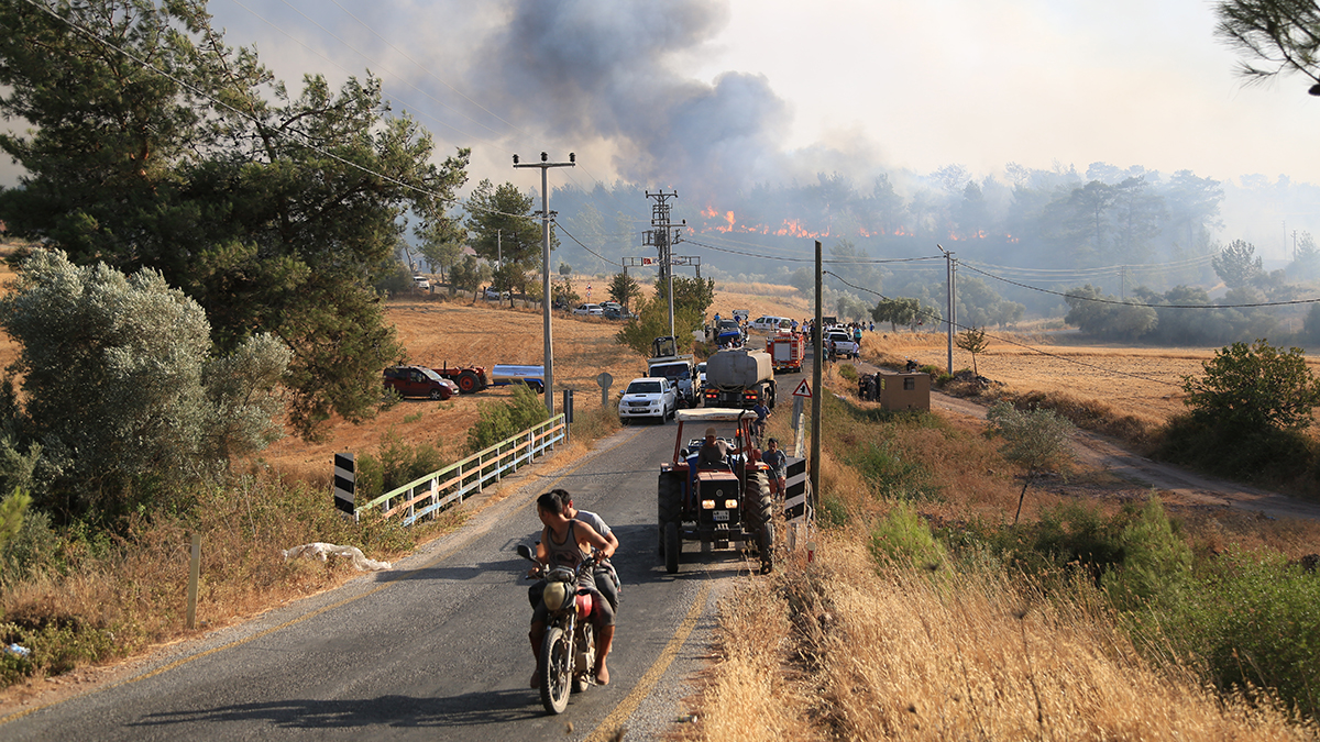 Azerbaycan Türkiye'ye 53 itfaiye aracı gönderdi