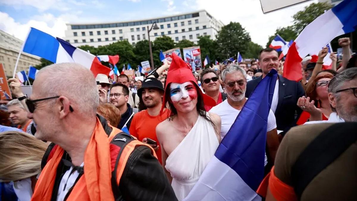 Fransa'da aşı kartı protestosu: Polis müdahale etti