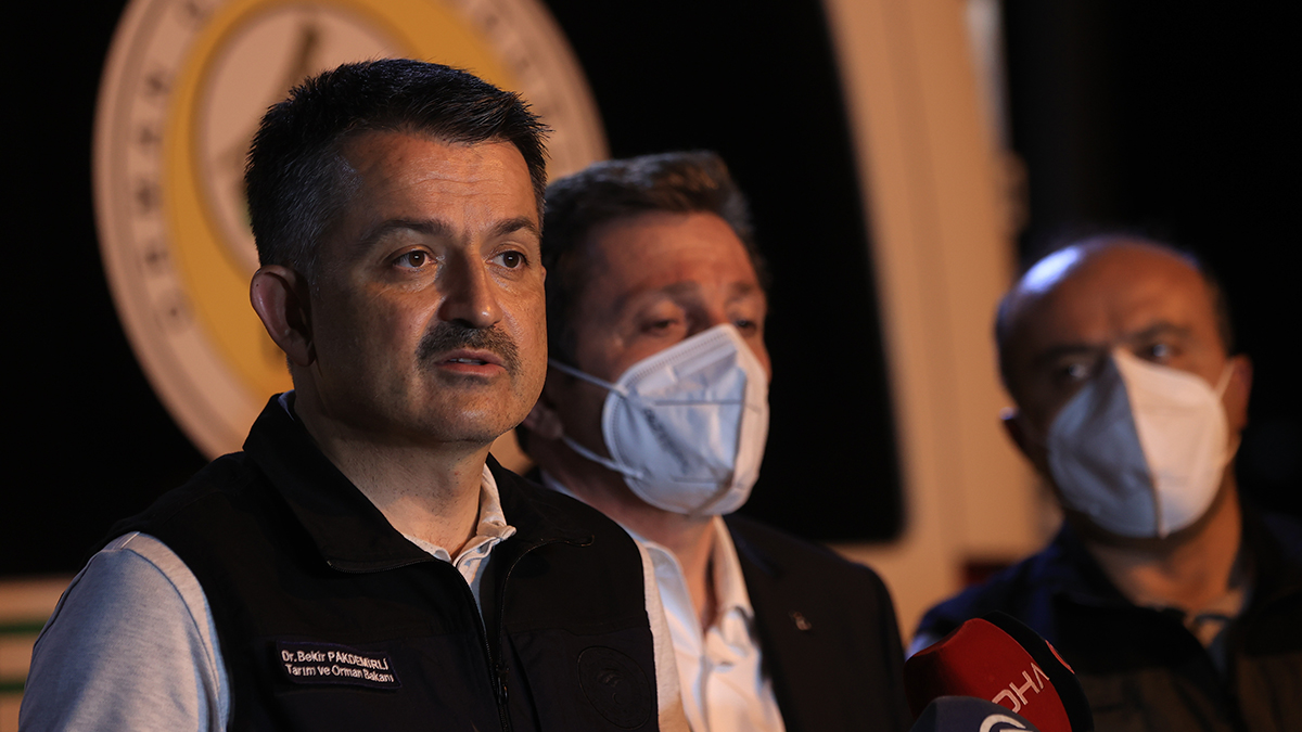 Bakan Pakdemirli yangınlarla ilgili son gelişmeleri aktardı