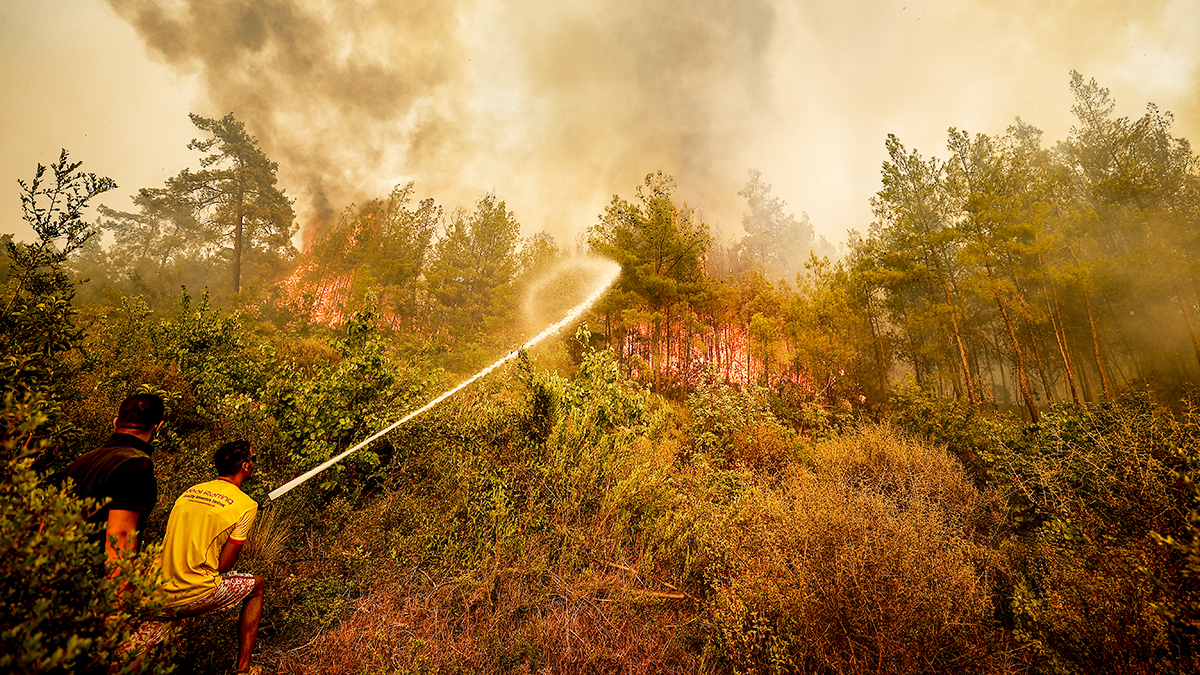 Alevlerle boğuşan Antalya için yeni uyarı: Bu saatlerde dışarı çıkmayın!
