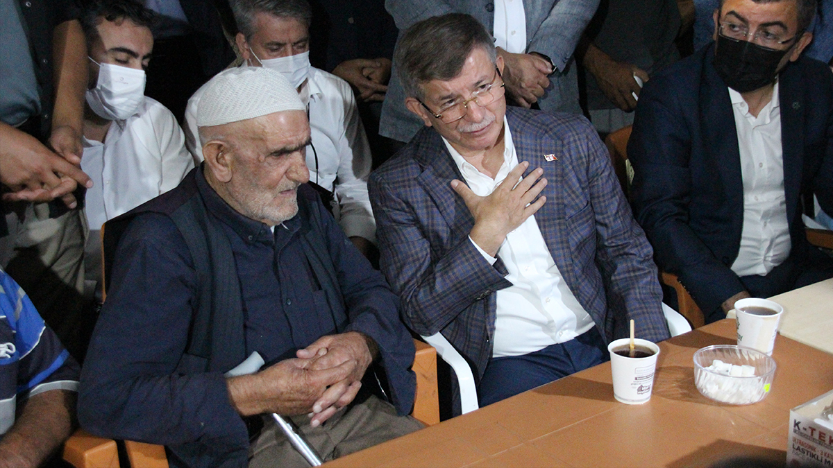 Davutoğlu, Konya'da taziye ziyaretinde bulundu