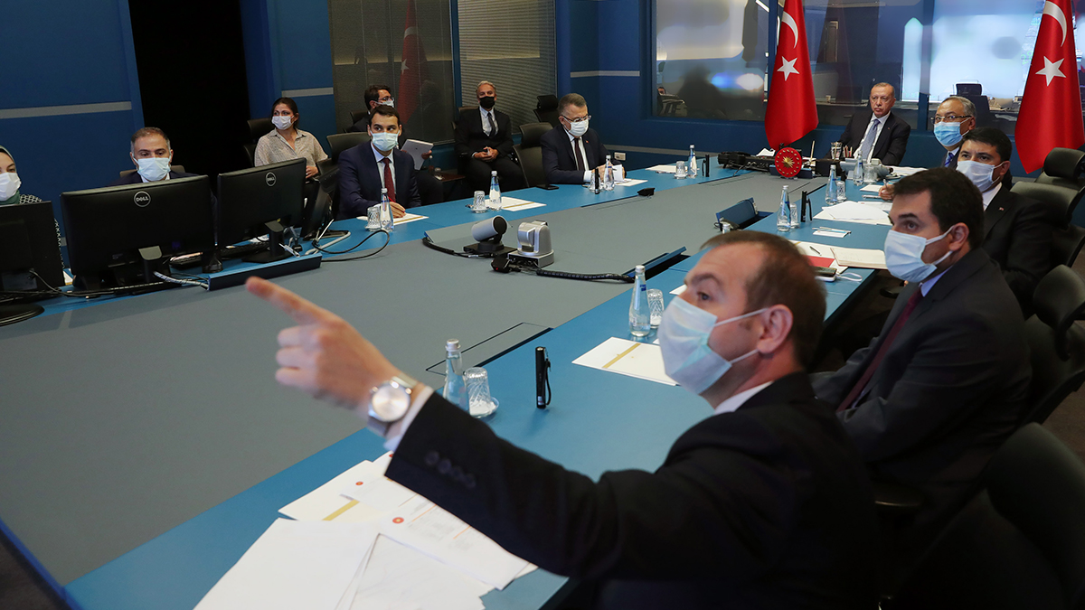 Cumhurbaşkanı Erdoğan Kriz Merkezi’nde yangınlar hakkında bilgi aldı