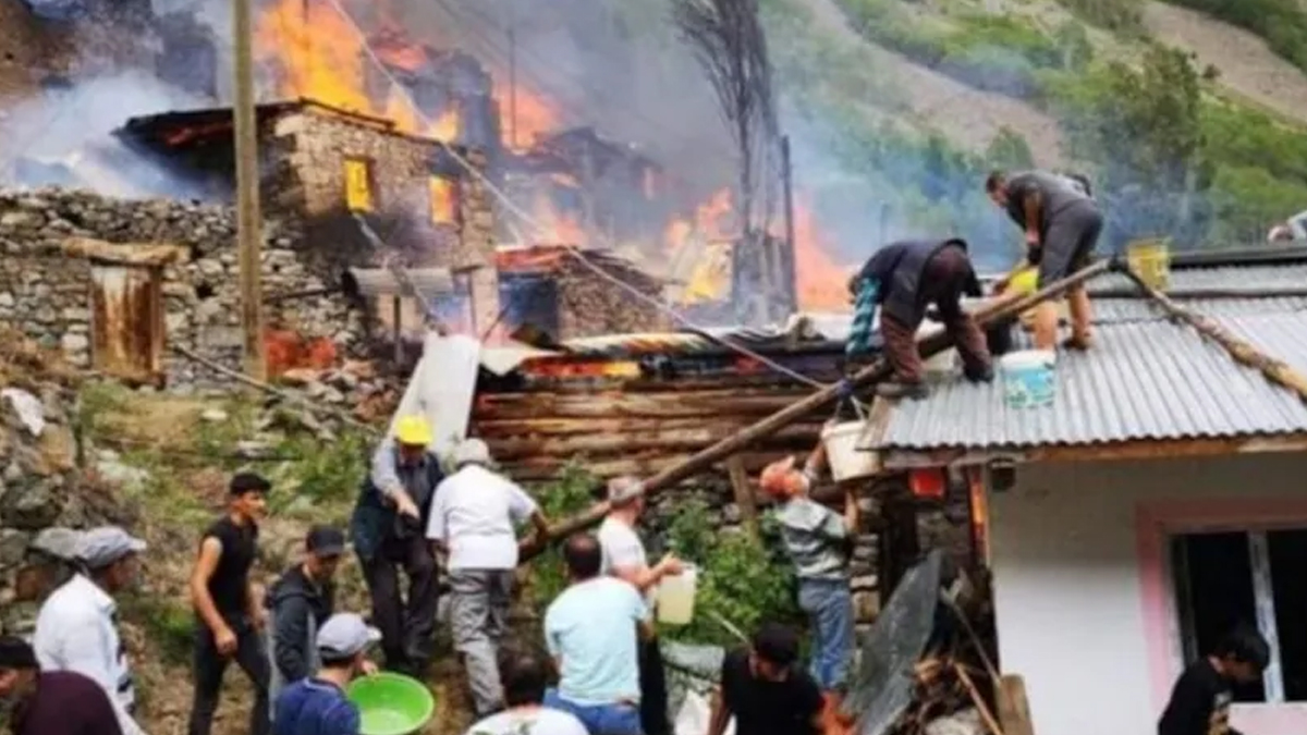 Artvin'de yangın: 20 ev kül oldu