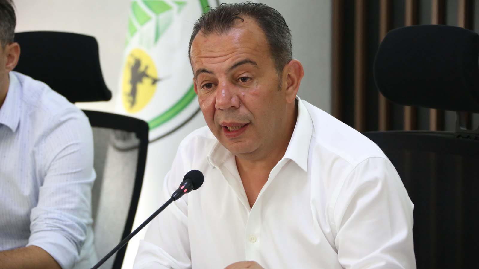 Bolu Belediye Başkanı Tanju Özcan AK Parti'li üyelere çay fırlattı