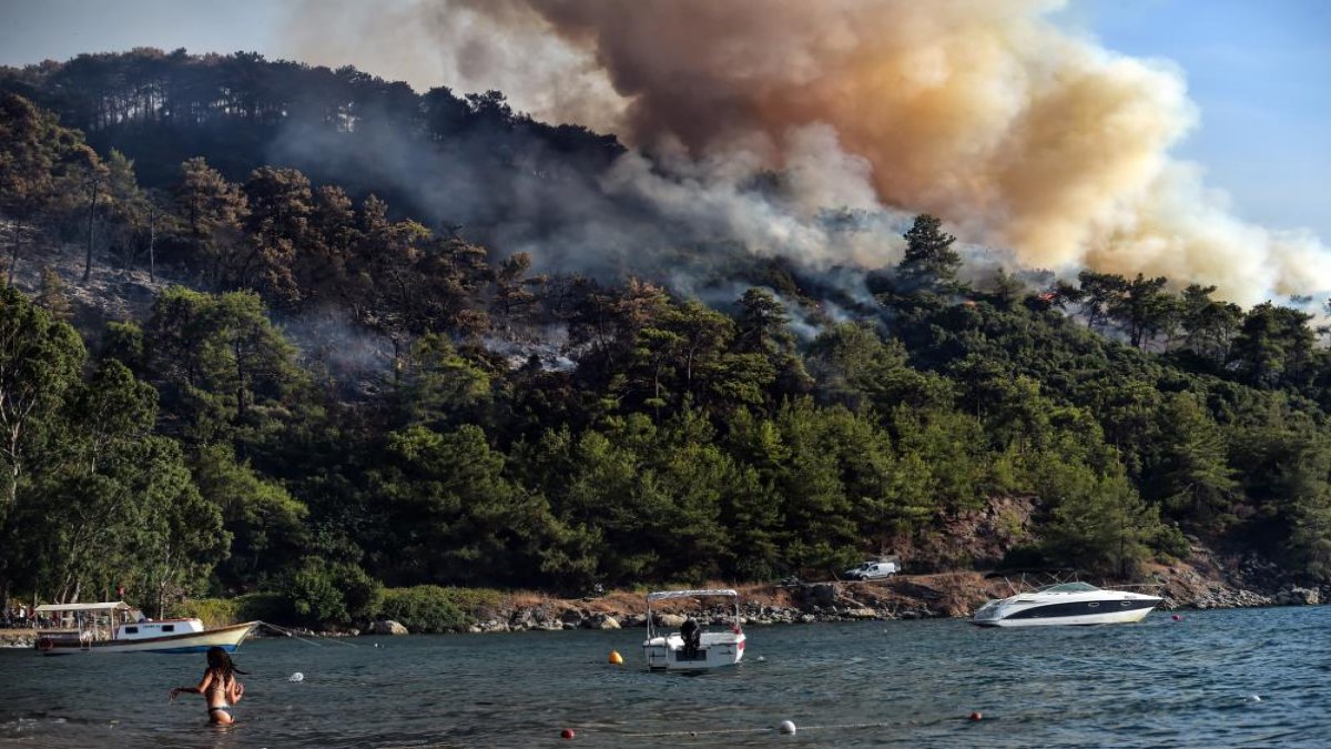 Marmaris’te tatil ve yangın bir arada