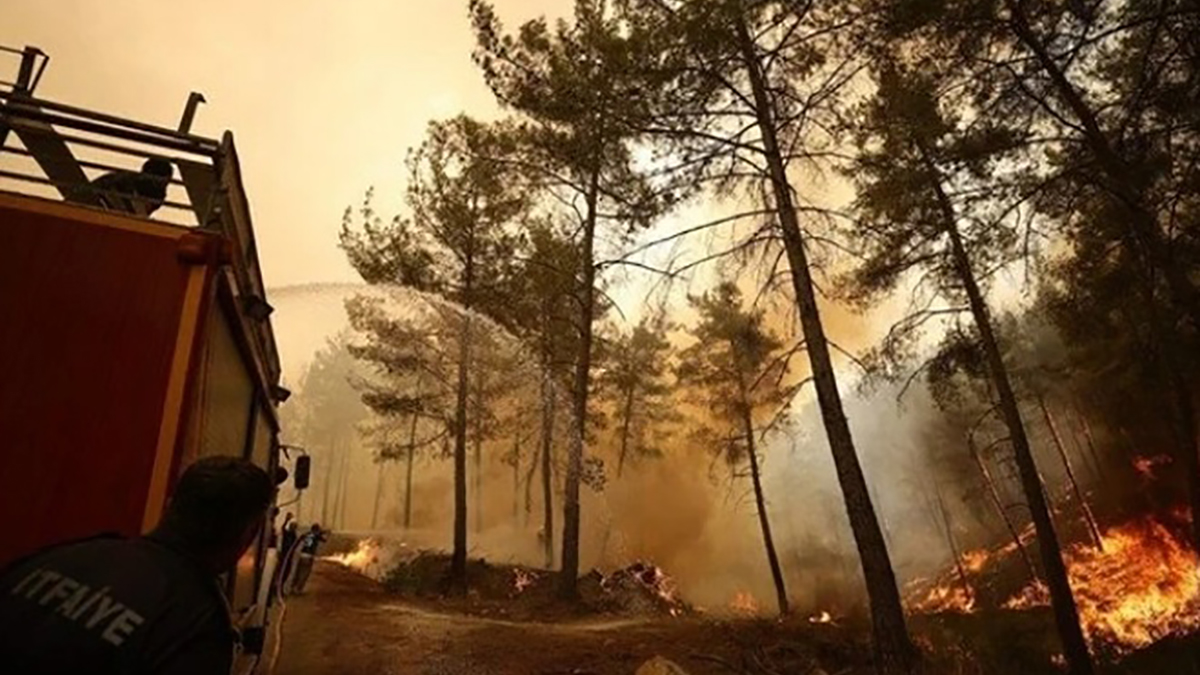 Marmaris'te itfaiye aracı devrildi: 4 işçi yaralı
