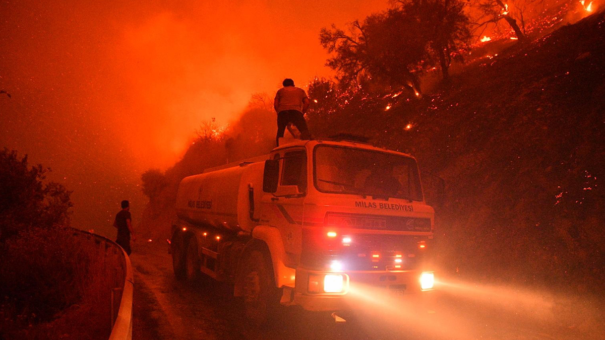 Milas'taki yangın Gürceğiz ve Bayır mahallerine sıçradı
