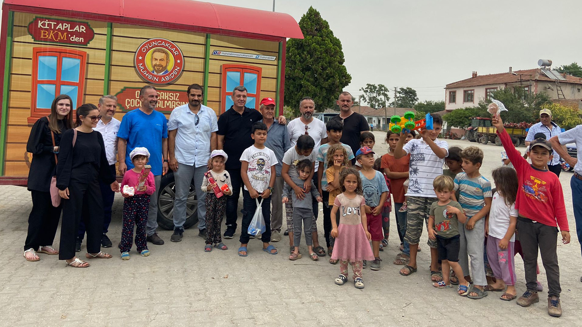 Çocukların 'oyuncak abisi', mevsimlik işçi çocuklarının yüzünü güldürdü