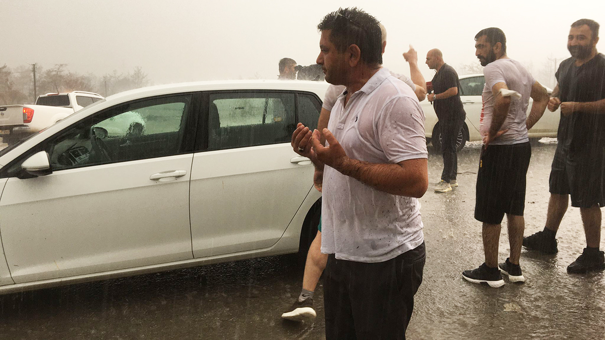 Alevlerin ortasında sağanak: Şükür diyerek dua ettiler