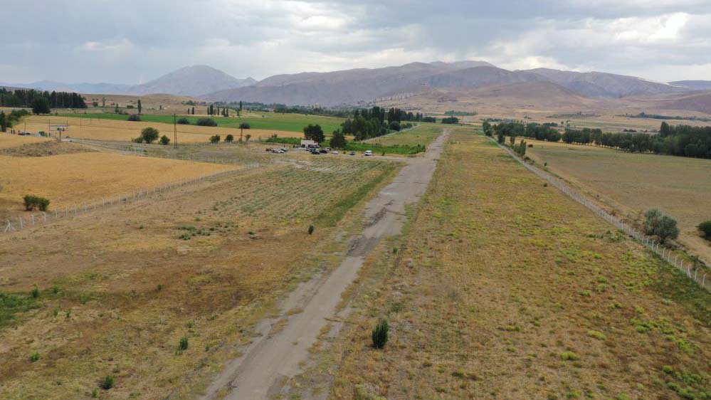 Divriği havalimanı bakımsızlıktan tarlaya döndü